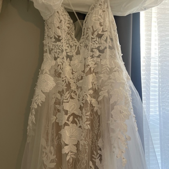 Brand new wedding dress - Picture 11 of 12